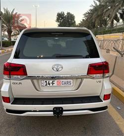 تۆیۆتا لاند کروزەر